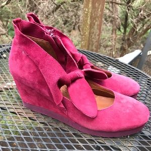 Ultra-soft magenta suede leather Wedges